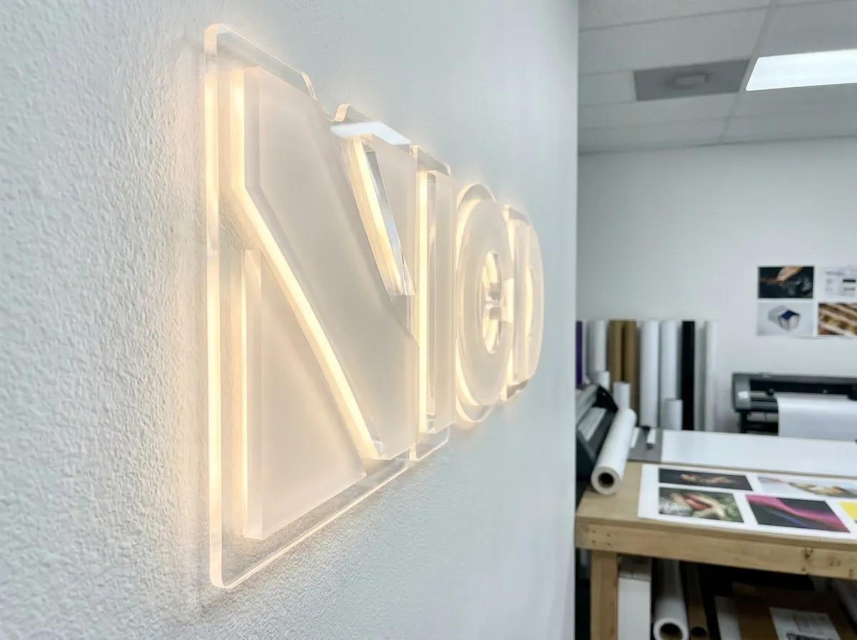 Insegna 3D con Frontalino Plexiglass personalizzata — stampa professionale